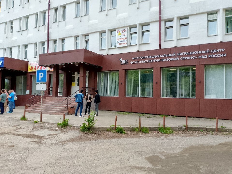 За год численность мигрантов в Коми выросла на 31 2 Всего на миграционном учёте состоят 4091 человек что составляет 0 6 от населения Республики Коми Основная часть мигрантов находится в Сыктывкаре Усинске Ухте и Воркуте Большинство мигрантов приезжают в республику для работы Таких 2067 человек Оставшиеся 2 тысячи приходятся на студентов временных беженцев с Украины и людей переехавших в Коми с целью жить здесь на постоянной основе Всего с сентября прошлого года гражданство России на территории Коми приобрели 349 человек komitesha