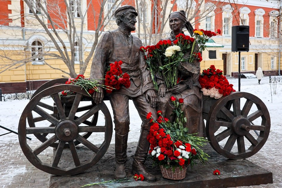 Еще один памятник появился в Иркутске Его можно увидеть в сквере возле Дома актера и камерной сцены Драмтеатра Скульптурная композиция запечатлела народных артистов России Наталию Королеву и Виталия Венгера в образах героев спектакля Поминальная молитва Открытие приурочили к 175 летию со дня основания Иркутского драмтеатра Виталий Константинович и Наталия Васильевна много лет служили в нем удостоены главной театральной премии страны Золотая маска и множества других наград Знаю как много у театра поклонников их трепетное отношение к спектаклям к работе режиссеров и артистов Поздравляю с юбилеем Желаю прекрасных спектаклей интересных фестивалей ярких гастролей сказал губернатор Игорь Кобзев В честь 175 летия провели встречи с артистами открыли выставки в трех музеях Иркутска состоялись лекции презентации двух книг и интерактивного стенда Театр сегодня и вчера Верблюд в огне