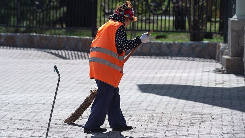 В Челябинской области самой дефицитной профессией стали дворники  На одну вакансию дворников в регионе приходится лишь 0,4 резюме, выяснили аналитики hh.ru. Также в Топ-3 востребованных специалистов вошли специалист по взысканию задолженности и повар  0,7 резюме на вакансию .  За первое полугодие спрос на персонал в Челябинской области увеличился на 35%. При этом активность соискателей выросла за то же время на 23%  по стране – на 12% . Растущий спрос рекрутеры фиксируют на слесарей, маляров, сварщиков, товароведов, автослесарей.