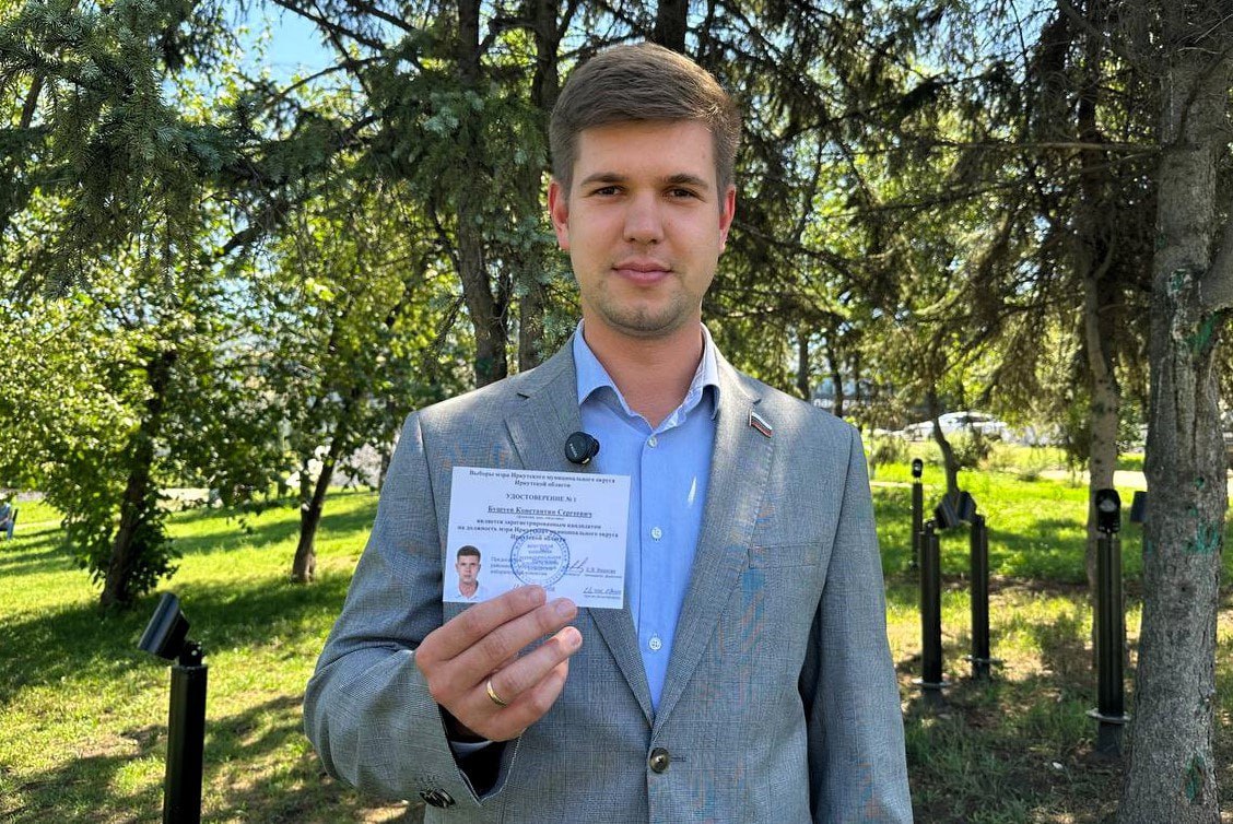 Суд снял с выборов мэра Иркутского округа Константина Бушуева Константин Бушуев баллотировался от КПРФ хотя ранее выдвигал свою кандидатуру в порядке самовыдвижения За последние 10 лет с 2015 по 2025 год ситуация в российской политике изменилась кардинально целая эпоха прошла Сейчас никто не позволит кандидату от КПРФ выиграть выборы если его кандидатура не согласована на более высоком уровне Идущих против шерсти будут зачищать как бы это грубовато не звучало но никакой демократии в нынешних реалиях быть не может Это касается не только отдельных личностей но и общей тенденции включая случаи подобные снятию с выборов в Иркутском округе Константина Бушуева Тоже самое касается и действий главы иркутского обкома КПРФ Сергея Левченко который видимо забыл что политическая ситуация в стране изменилась и никто не будет мириться с его несистемными действиями 14 сентября 2025 года состоятся выборы мэра Иркутского муниципального округа нового муниципалитета который был образован путем объединения муниципальных образований входивших в состав Иркутского района После снятия Константина Бушуева в выборах участвуют пять кандидатов действующий мэр Леонид Фролов Единая Россия врач Евгений Файзулин Новые люди самозанятый Михаил Торопов РПСС самозанятая Елена Смирнова Гражданская платформа и пенсионер Максим Артемьев ЛДПР Подпишитесь на Иркутск политический
