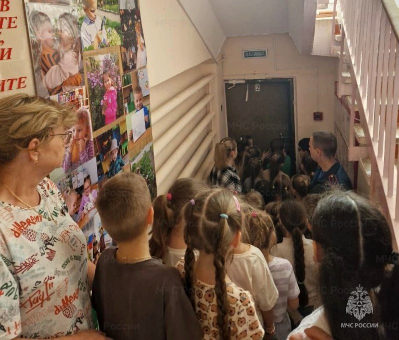 В Новомосковске спасатели рассказали о безопасности самым маленьким Стремясь рассказать о безопасности и напомнить правила поведения самым юным жителям области, сотрудники МЧС России посетили несколько детских садов Новомосковска. Дети с радостью встречали спасателей и принимались неотрывно слушать интересные рассказы о том, как несоблюдение правил безопасности может закончиться бедой, и какую опасность в себе таят игры с огнем. Малыши узнали, что нужно делать во время пожара, а также сотрудники спасательного ведомства напомнили юному поколению номера телефонов экстренных служб "112". Инспекторы государственного пожарного надзора также проинструктировали и воспитателей сада на тему соблюдения правил пожарной безопасности на объектах с массовым пребыванием людей, а особенно – несовершеннолетних. По окончании мероприятия каждый воспитанник дошкольного образовательного учреждения получил от сотрудников МЧС России красочную памятку. МЧС Тульской области подписаться