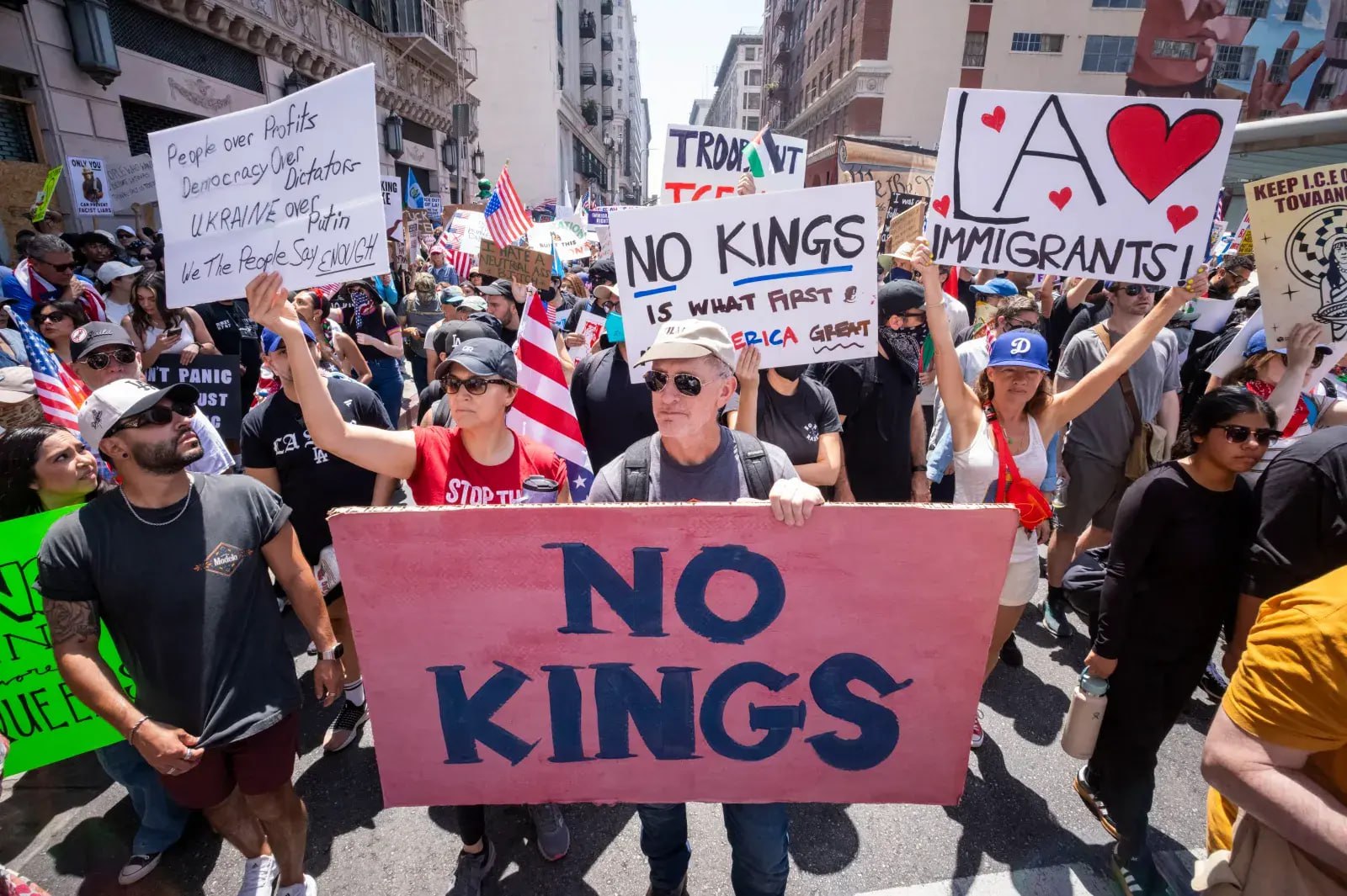 В эти выходные состоятся протесты No Kings Fox News По всей стране готовится масштабная акция протеста под названием No Kings Day которая состоится в субботу 18 октября Организаторы ожидают что миллионы американцев выйдут на улицы чтобы выразить несогласие с политикой администрации Трампа которую они называют авторитарной и ориентированной на интересы миллиардеров Они также обвиняют власти в милитаризации демократии США В первых протестах No Kings которые состоялись 14 июня участие приняли жители почти 2 000 городов политика общество Больше новостей США здесь Подписывайся news about USA