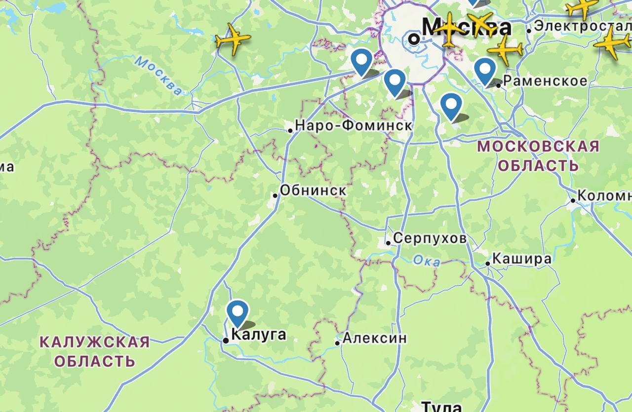 План "Ковёр" введён в калужских аэропортах Грабцево, Кубинка, Ермолино и других, находящихся в радиусе 100 км от города. Небо закрыто, также запрещены полёты над Тулой на всех высотах. Тулу прямо сейчас атакуют беспилотники, люди слышат взрывы в небе. Произошёл массовый сбой сотовой связи и интернет Прямой эфир