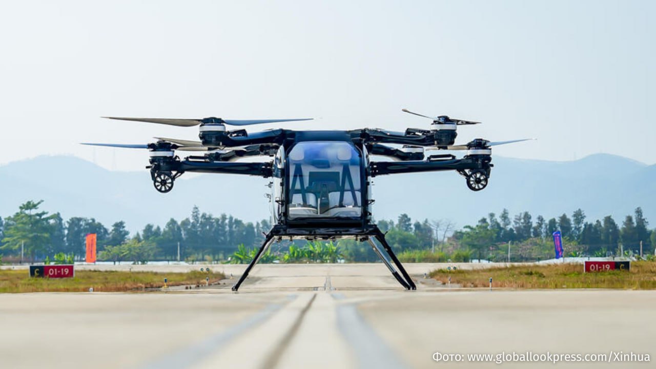 Пробное производство летающих автомобилей запустила китайская компания XPeng AeroHT Как сообщило агентство Xinhua первая модель уже сошла с производственной линии Первый в мире специализированный завод по серийному производству таких автомобилей расположен в городе Гуанчжоу Производственные мощности позволяют выпускать до 10 тыс летательных модулей в год хотя на начальном этапе объемы будут снижены вдвое При полной загрузке завод сможет собирать по одной модели каждые 30 минут Комплекс под названием Land Aircraft Carrier состоит из шестиколесного электромобиля фургона и съемного летательного модуля Аппарат оснащен шестью винтами и управляется через мобильное приложение Конструкция выполнена из легкого и прочного углепластика Наземный транспорт служит одновременно средством передвижения и зарядной станцией для летающего модуля Серийное производство и первые поставки потребителям компания планирует начать в 2026 году РЕН ТВ в Telegram в MAX