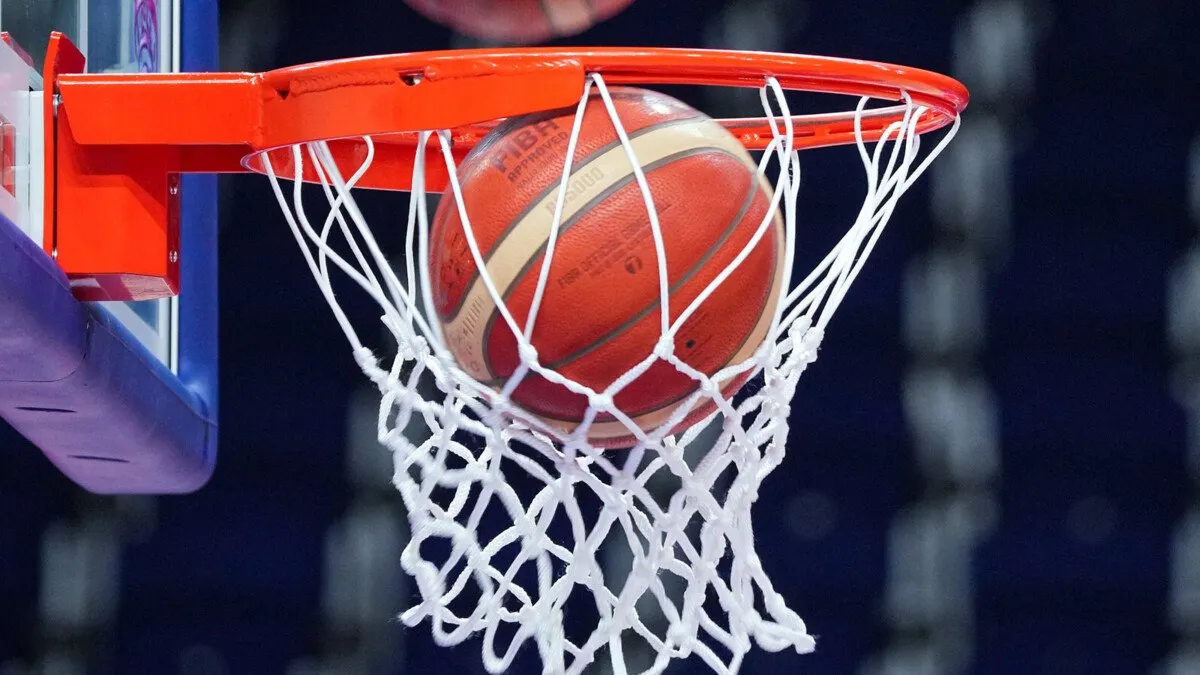 FIBA допустила российских баскетболистов до юношеской Лиги наций в формате 3 3 Об этом сообщили Матч ТВ в пресс службе организации В соответствии с рекомендацией МОК об отмене ограничений на участие российских и белорусских спортсменов в юношеских соревнованиях Россия и Белоруссия получили специальное разрешение на регистрацию команд до 21 года в конференциях юношеской Лиги наций в формате 3 3 которые пройдут в Китае и Малайзии Центральный совет утвердил сохранение текущего статуса российских и белорусских команд для всех других соревнований включая юношеский чемпионат Европы 2026 года до следующего заседания исполнительного комитета запланированного на сентябрь 2026 года говорится в заявлении news matchtv Наш канал в MAX picture alliance Getty Images