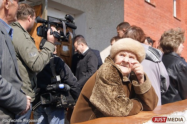 Свердловская область вошла в пятерку регионов лидеров по количеству пенсионеров в России Такие данные приводит РИА Новости ссылаясь на данные собственного исследования По данным аналитиков пенсии получают 1 25 млн жителей региона Учитывая что по информации Росстата население Свердловской области составляет 4 22 млн человек пенсии получают больше четверти из них Лидером по числу пенсионеров является Москва 3 млн ее жителей получают пенсии На втором месте Московская область 1 95 млн на третьем Краснодарский край 1 6 млн на четвертом Санкт Петербург 1 44 млн В десятку также вошли Тюменская область 1 млн и Челябинская область 978 тысяч justmediaru