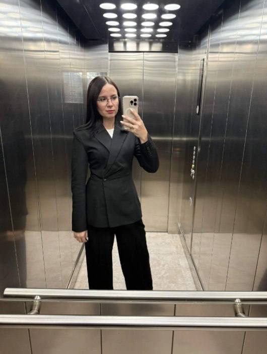 ОРТ Новости Оренбуржья Евгений Солнцев назначил нового руководителя департамента информационной политики   Губернатор Оренбургской области Евгений Солнцев подписал указ о назначении Екатерины Кальченко директором департамента информационной политики региона Кадровое решение вступило в силу 28 октября  Кальченко ранее занимала должность пресс секретаря губернатора имея значительный опыт в медиасфере За свою карьеру она освещала различные чрезвычайные ситуации включая паводок 2024 года и крупный пожар в Успенке Фото соц сети Екатерины подробнее на канале ОРТ Новости Оренбуржья