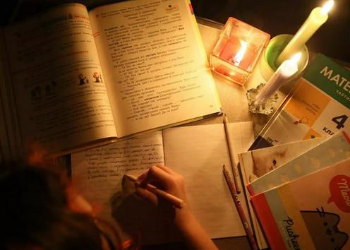 Минпросвещения Кыргызстана ввело в школах режим сбережения электроэнергии Электричество в школах должно отключаться не позднее чем через час после окончания уроков и уборки помещений При этом ограничения не касаются инженерных систем и учреждений с проживающими учащимися Ведомство подчеркнуло что учебный процесс сокращаться не будет Однако в Бишкеке родители и предприниматели пожаловались что электроэнергию начали отключать ровно в 18 00 из за чего отменяются уроки во вторую смену кружки и секции Владельцы студий арендующих помещения в школах сообщили о вынужденной приостановке занятий и потере дохода Мэрия Бишкека опровергла слухи о закрытии школ заявив что все занятия и внеклассные мероприятия проходят по расписанию Подробнее на нашем сайте Актуальные новости из Центральной Азии fergananews