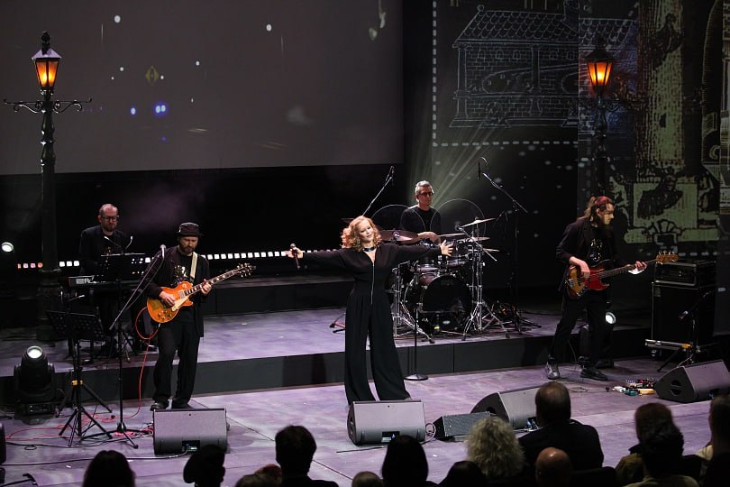 Проект Небесный кинотеатр открылся в рамках юбилейного кинофестиваля Послание к человеку В Санкт Петербурге прошел 35 й Международный кинофестиваль Послание к человеку Мероприятие проходило при поддержке Министерства культуры Российской Федерации Президентского фонда культурных инициатив и Комитета по культуре Санкт Петербурга Юбилейный фестиваль подготовил выставки перформанс танцевальный спектакль лекции и мастер классы Новинка этого года проект Небесный кинотеатр На Международный Национальный и Экспериментальный конкурс In Silico было подано 3000 заявок из 96 стран из которых для показов было отобрано 82 картины Фестиваль открылся торжественной церемонией в Театре Академии танца Бориса Эйфмана где для гостей выступили студенты с хореографическими номерами в сопровождении музыкальных композиций за авторством инди группы SAMRATTAMA солист Самрат Иржасов Казахстан Победители Международного конкурса Гран при Золотой Кентавр Поля падения реж Игорь Елуков Россия 2025 Специальный приз жюри Серебряный Кентавр За эмоциональный контакт выраженный через новый язык анимации Завтра дождя не будет реж Мария Триго Тейшейра Португалия Германия 2024 За поразительную силу визуального образа воплощающего универсальный конфуцианский конфуз Городской дуэт реж Юэ Хунюй Китай 2024 За глубоко личное прочтение неизвестной грани современного Ирана Гражданин заключенный реж Хесам Эслами 2025 Лауреаты Национального конкурса Серебряный Кентавр За художественную честность и веру в будущее Приключения реального самурая в мире катастроф реж Лида Канашова Россия 2025 За актуальность темы и режиссерское решение Двери закрываются реж Яна Исаенко Россия Франция 2025 Диплом За фиксацию парадоксов современной жизни Вера Вишева реж Константин Атаманюк Россия 2025 Конкур эксперементальных фильмов IN SILICO Серебряный Кентавр Сто лет спустя реж Кристоф Жирарде Германия 2025 Дипломы За обнаружение невидимых связей Секретная система недопонимания 2 реж Никита Спиридонов Россия 2025 За грустную иллюминацию Как лошади под дождем реж Николас Шмидт Россия 2025 Музыкальные номера на церемонии закрытия представили заслуженная артистка России лауреат Государственной премии Российской Федерации Юлия Пересильд и инструментальная группа МАNДРАГОРА Более подробно со списком победителей можно ознакомиться на сайте С 15 ноября по 15 декабря лучшие картины фестиваля представят в рамках Эха Послания к человеку показы пройдут в Москве Казани Екатеринбурге Перми и Владивостоке Фестиваль Послание к человеку основан в 1989 году в Ленинграде режиссером Михаилом Литвяковым ныне Почетным Президентом кинофестиваля В 2010 году Президентом кинофестиваля стал Алексей Учитель режиссер документальных и игровых фильмов народный артист России В центре фестивальной программы три конкурса Ежегодно отборочная комиссия получает несколько тысяч заявок со всех континентов В конкурсных и внеконкурсных программах участвуют более 150 фильмов Полнометражные документальные работы и короткометражные документальные игровые и анимационные фильмы борются за Гран при Международного конкурса