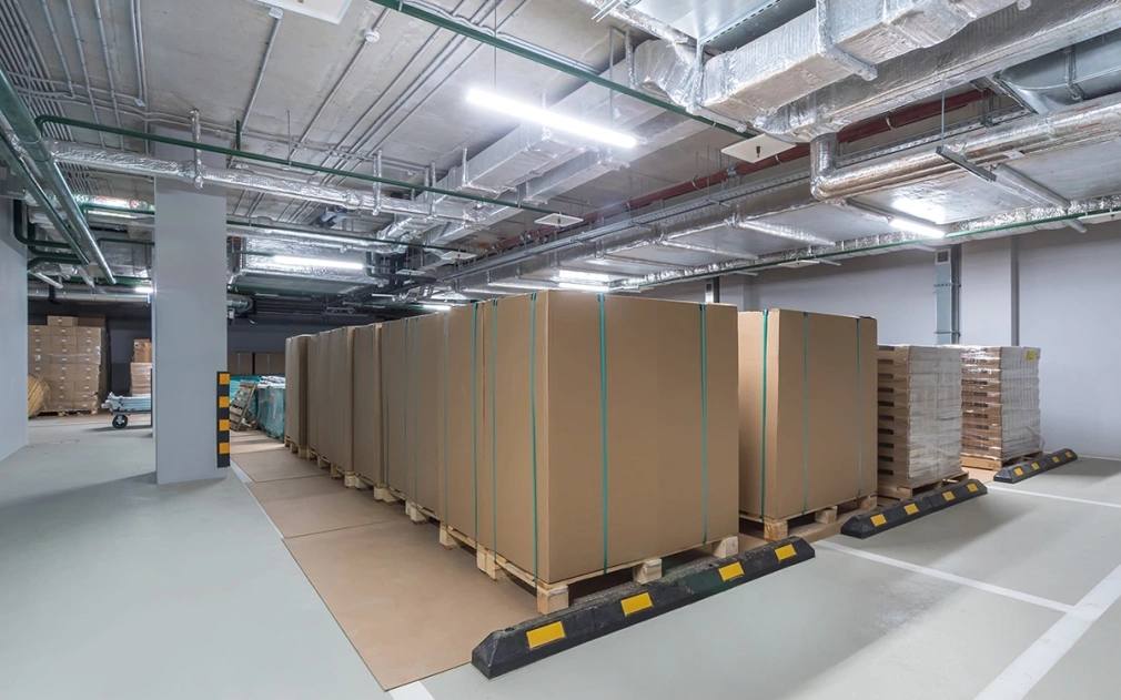 ТЦ в России из за падения спроса стали переформатировать в склады На начало четвертого квартала 2025 года объем такого предложения по всей России составил 587 тыс кв м или 15 от всего вакантного предложения следует из данных IBC Real Estate Распределение по регионам  232 тыс кв м более трети Москва и область  68 тыс кв м 12 Санкт Петербург и Ленинградская область  286 тыс кв м остальные регионы Отмечается что примерно четверть 23 или 135 тыс кв м площади ранее принадлежавшие иностранным ретейлерам продолжившим работу под новыми брендами По прогнозу IBC тренд может усилиться но из за падения ставок и роста вакансии перспективы использования ТЦ под склады снижаются Фото Alhim Shutterstock FOTODOM Читать РБК Недвижимость в Telegram