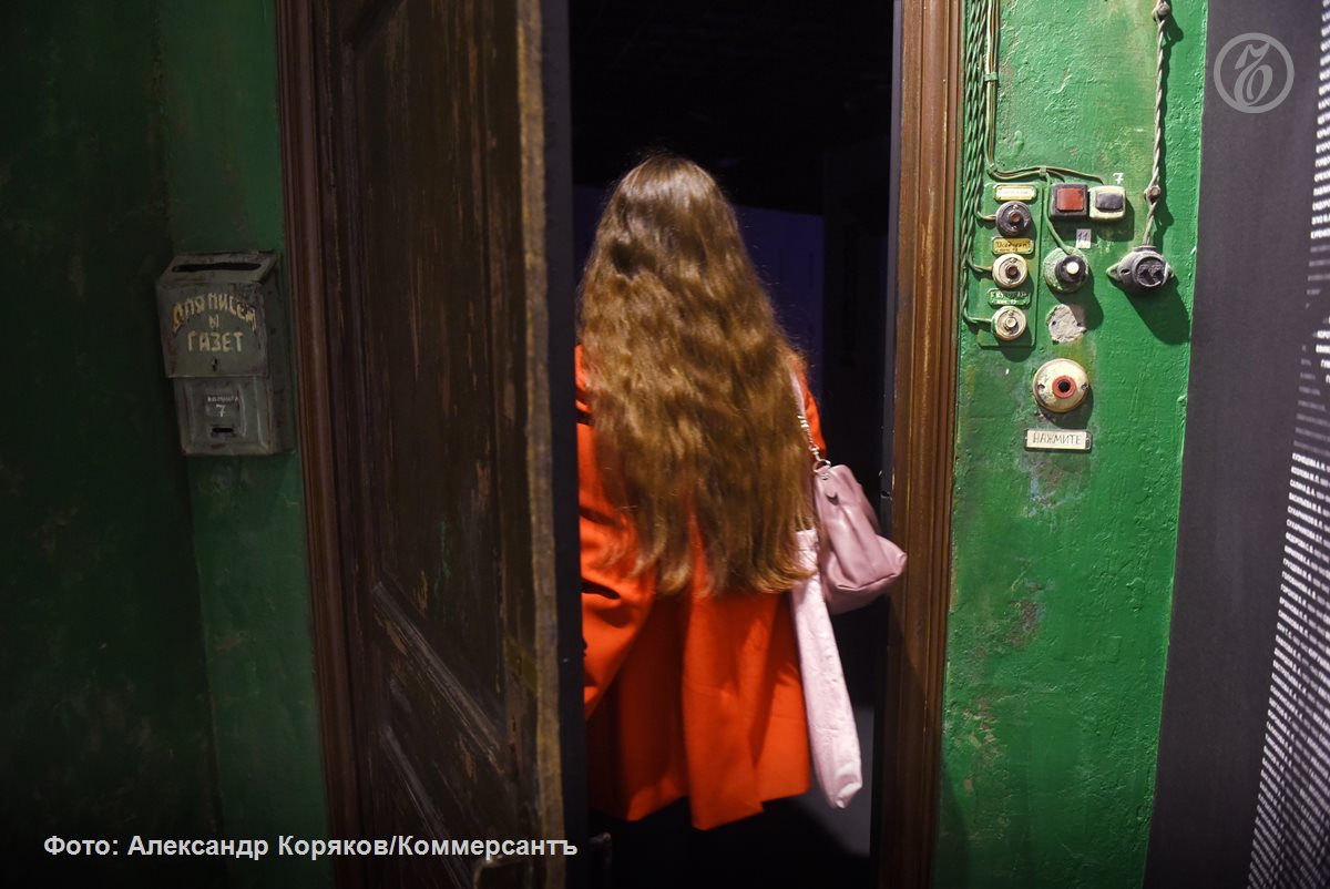 На рынке вторичной недвижимости крупных городов России началось оживление в октябре число сделок выросло на 31 6 год к году что стало максимальным значением с лета прошлого года Позитивный тренд объясняется смягчением условий выдачи ипотеки оттоком средств с депозитов и реализацией отложенного спроса Увеличение продаж уже привело к снижению дисконтов и вымыванию с рынка наиболее ликвидных лотов но средние цены на жилье пока не показывают выраженного роста Ъузнал