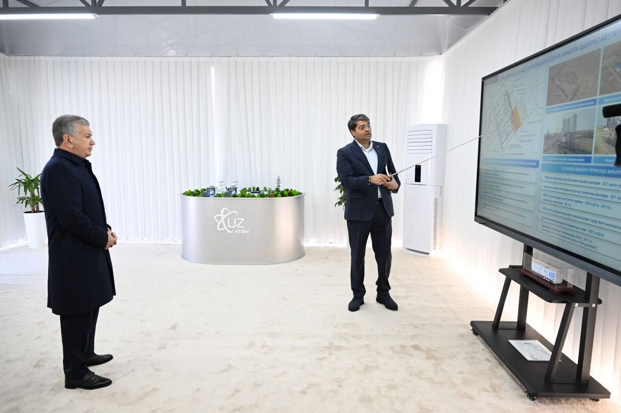 В рамках визита президента в Джизакскую область власти представили ему информацию о реализации проектов атомной энергетики в регионе начали строительство интегрированной АЭС включающей два маломощных и два крупных реактора на нынешнем этапе ведутся активные работы по рытью котлованов под здания реакторов