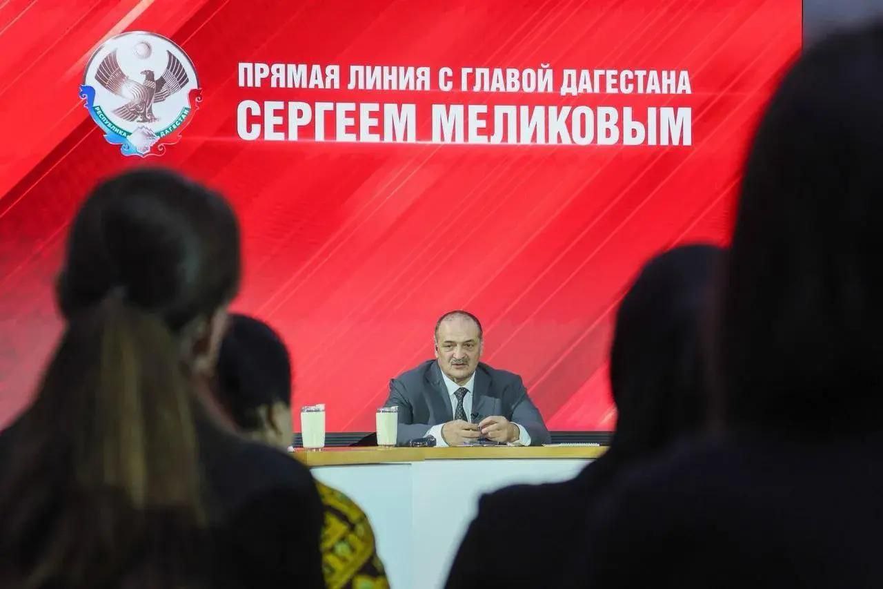 Вопрос о строительстве эстакады ведущей к порту был поднят на прямой линии с Главой Республики Дагестан В районе пляжа Березка в Махачкале ведется масштабное строительство эстакады которая как мы понимаем будет частью дороги к порту Это безусловно один из самых значительных проектов в современной столице республики Смогут ли махачкалинцы пользоваться этой дорогой или она будет служить исключительно ведомственным нуждам разгружая улицы от многочисленных трейлеров на Каммаева и Орджоникидзе задал вопрос махачкалинец Арсен Глава Дагестана Сергей Меликов ответил что одной из основных целей строительства этой дороги является создание качественной транспортной развязки которая поможет разгрузить центр Махачкалы и улучшить связь с объездной дорогой Он подчеркнул что проект направлен на создание комфортных условий для жителей города и автолюбителей Я вас уверяю это действительно важный проект Да эта дорога соединяет порт с федеральной трассой но для нас это не единственная задача Хотя для порта она имеет первостепенное значение для нас важнее создать условия которые позволят сократить транзитный транспорт в городе Мы преследуем две цели обеспечить подъездные коммуникации к ключевым этапам развития Махачкалинского морского торгового порта и создать комфортные условия как для жителей Махачкалы так и для водителей отметил Сергей Меликов