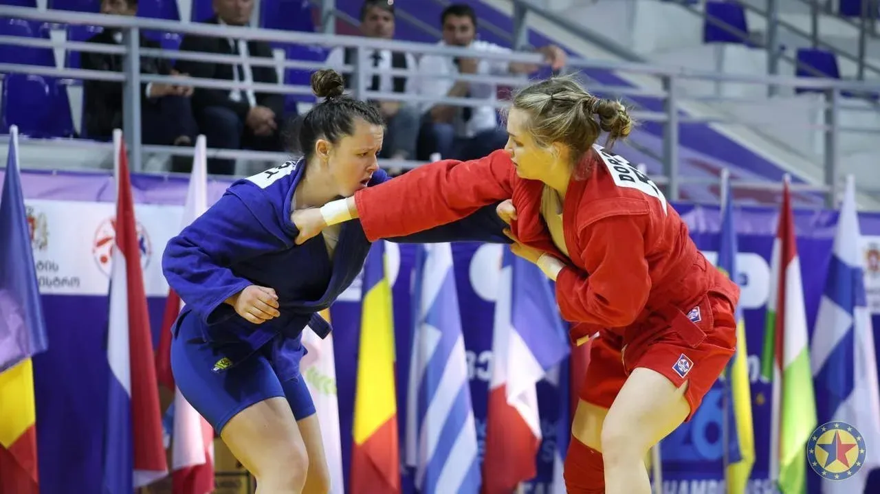 Российские самбисты заняли первое место в медальном зачете на чемпионате Европы в Тбилиси Спортсмены завоевали 13 золотых три серебряные и четыре бронзовые медали Самбисты выступили на турнире с флагом и гимном 0   Подписаться на РИА Новости Крым в Telegram МАКС ВК