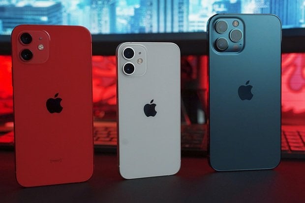 ТЕХНОЛОГИИ   ВЫПУСК БЕЗРАМОЧНОГО IPHONE ОТЛОЖИЛИ  Корпорация Apple может выпустить первый полноэкранный iPhone, но это случится не раньше 2026 года.   По информации источников, в компании хотят отказаться от каких-либо вырезов на экране. Известно, что в 2017 году на дисплее iPhone появилась «монобровь», в 2022 году — «островок» Dynamic Island. Инсайдеры рассказали, что Samsung Display и LG Display по заказу американской фирмы разрабатывают полноэкранные дисплеи, но пока не добились успеха.  Теперь корпорация отложила выпуск телефона без рамок и вырезов до 2026 года. Ей и партнерам предстоит решить множество связанных с таким дизайном проблем. В первую очередь компоненты подобной передней панели очень сложно склеивать так, чтобы в процессе эксплуатации под экран не попала влага и мусор. Также подобный экран будет «заходить» краями на рамки, из-за чего изображение будет немного искажаться.  Дизайн изогнутого стекла, который Apple предложила Samsung, сама использовавшая его в своих предыдущих смартфонах, имеет недостаток в виде «эффекта увеличительного стекла». Также пока инженеры Samsung и LG не знают, как оптимально разместить все детали OLED-панели, чтобы они не создавали помех для модема.  ФОТО: Unsplash  #аврорамедиа_гаджеты    Telegram-экосистема АВРОРА МЕДИА МЕДИА   НОВОСТИ   РЕГИОН   ЛАЙФ   СПОРТ   ГЕРЛЗ   ХАЙТЕК   ПЕРСОНЫ   ИНСАЙД   КРИМИНАЛ   МОЛОДОСТЬ   LIVE   АВРОРА МЕДИА YOUTUBE   RUTUBE