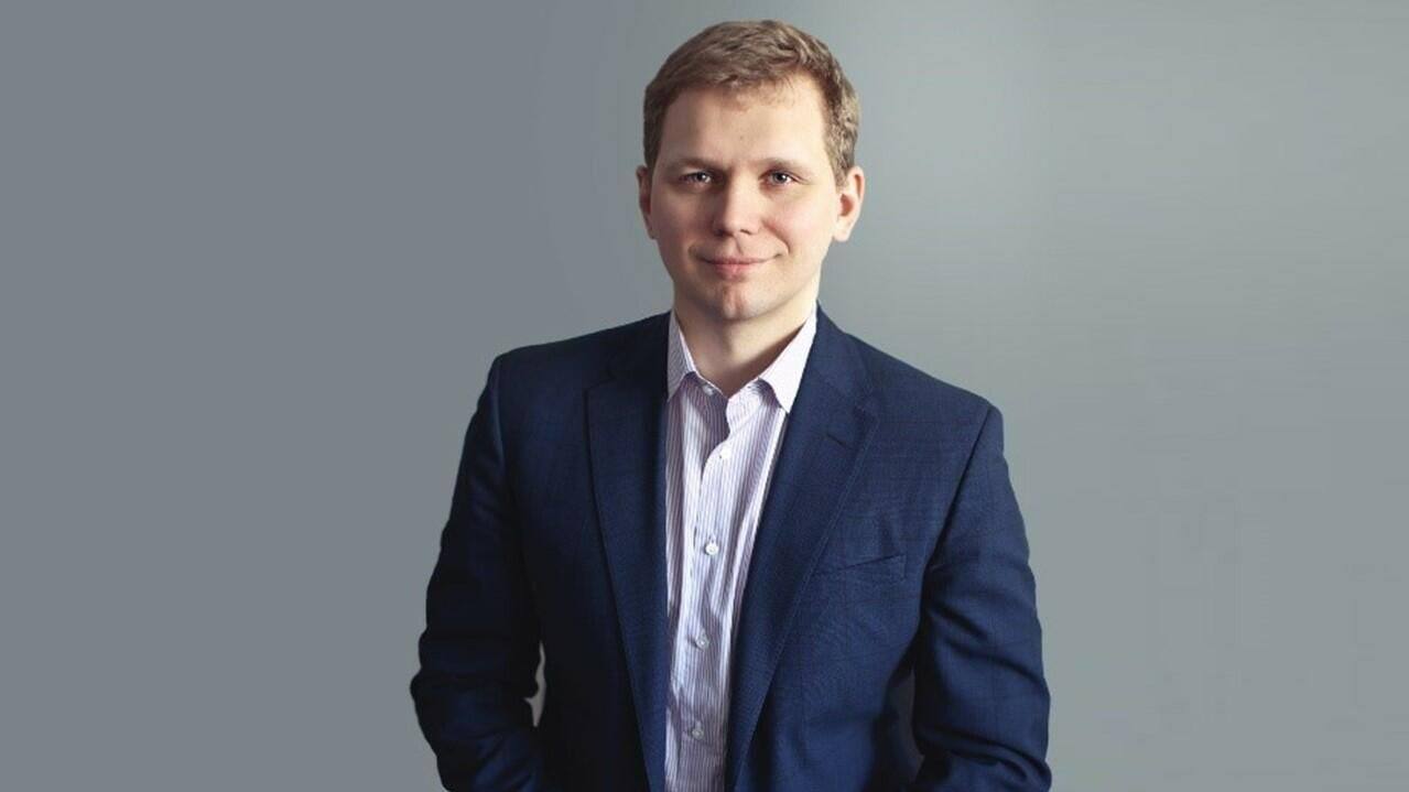 Гендиректор ГК ФСК Дмитрий Трубников заявил что группа компаний в 2026 м планирует увеличить объем текущего строительства на 25 до 4 5 млн квадратов Так в планах возведение 6 новых проектов в Московском регионе общей площадью 866 тысяч квадратных метров 2 бизнес класса 2 комфорт класса и остальные 2 проекта будут в сегменте загородной недвижимости Кроме того ФСК смотрит площадки и под премиальное жильё Также Трубников рассказал что консолидированная выручка по предварительным итогам 2025 го осталась на уровне предыдущего года 297 млрд рублей Выручка от продажи недвижимости выросла на 27 до 194 млрд рублей Это 65 от общей выручки ГК ФСК В 2025 году было реализовано 752 9 тысячи квадратных метров недвижимости на 28 больше чем годом ранее Справочно По данным портала Всеостройке pф ГК ФСК занимает 6 е место по объему строительства РФ но видимо в 2026 м будет в ТОП 5 Всё о стройке в MAX