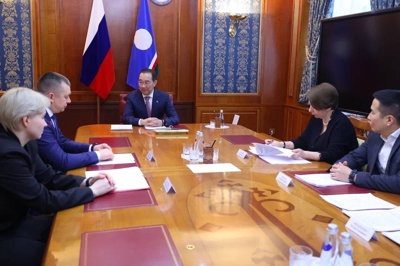 Глава Якутии Айсен Николаев встретился с лидером сообщества Движение Первых Артуром Орловым Глава Республики Саха Якутия Айсен Николаев провёл рабочую встречу с председателем Правления Общероссийского общественно государственного движения детей и молодёжи Движение Первых Героем России Артуром Орловым В ходе встречи были подведены итоги деятельности движения в регионе за 2025 год и обсуждены перспективы развития на 2026 год Республика Саха Якутия вошла в число лидеров по развитию Движение первых выполнив ключевые показатели эффективности по вовлечению детей и молодёжи в проекты и мероприятия движения Артур Орлов поблагодарил Главу республики и его команду за высокий уровень вовлечённости в развитие движения отметив что сегодня регион занимает лидирующие позиции на всероссийском уровне По его словам достигнутые результаты подкреплены конкретными делами и выстроенной системой работы Айсен Николаев подчеркнул что такие показатели являются результатом системного подхода к развитию сообщества Движение Первых и воспитательной среды в целом В 2025 году в республике продолжено формирование организационной инфраструктуры движения В Якутии зарегистрировано более 138 тысяч участников в возрасте от 6 до 25 лет открыто 36 местных отделений и функционирует свыше 800 первичных отделений В течение года реализовано 58 федеральных и региональных проектов В ходе встречи обсуждались дальнейшие идеи и направления развития в том числе вопросы инфраструктуры содержательного наполнения деятельности а также интересы запросы и цели самих детей Особое внимание было уделено их участию во всероссийских флагманских проектах Отдельным этапом развития стало открытие молодёжного центра Патриот который используется как пространство для работы общения и проектной деятельности участников движения Площадка задействована для проведения мероприятий и встреч с молодёжью Считаю что с появлением у нас центра Патриот современного молодёжного центра наши возможности по работе с ребятами прежде всего со школьниками кратно выросли Сегодня это по настоящему уникальное и активно развивающееся пространство Нам удалось создать общественную площадку на большой территории где под одной крышей работают Движение Первых молодёжное землячество и многие другие молодёжные объединения Это очень правильный и востребованный формат В целом хочу ещё раз подчеркнуть я искренне рад что в республике появилась такая современная и удобная площадка для встреч общения и совместной работы молодёжи отметил Айсен Николаев В республике реализуется модель патриотического воспитания охватывающая общее среднее профессиональное и дополнительное образование В 2025 году патриотическими проектами Движение Первых охвачено более 79 тысяч человек В деятельности движения задействовано свыше 21 тысячи наставников вовлечено 5 800 студентов системы среднего профессионального образования Совместно с органами управления образованием реализуется Всероссийская военно патриотическая игра Зарница 2 0 участниками которой в 2025 году стали более 27 тысяч школьников и студентов Отборочные этапы прошли в большинстве общеобразовательных организаций республики Участники встречи подчеркнули что приоритетом остаётся участие ребят из республики во флагманских проектах движения Отдельно было отмечено что в дальнейшем планируется пересмотр отдельных подходов к участию и проектной деятельности включая развитие очных и очно заочных форматов взаимодействия Эта работа будет вестись совместно с региональной командой и отделением Движение Первых Дети чётко понимают что такое Движение Первых и какие возможности оно для них открывает Это правильный путь становления во взрослую жизнь ребята развиваются учатся достигать своих целей и им это действительно нравится отметил Артур Орлов единаяроссия сахасирэ ольгабалабкина мыработаем россия якутия арктика экология арктическаяякутия движениепервых Подписывайтесь на канал   t me balabkinaov