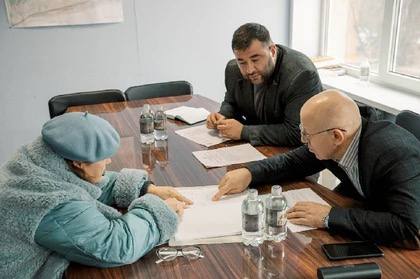 В Мариуполе ведут прием заявлений на получение жилья из муниципального жилфонда В администрации городского округа Мариуполь стартовал прием заявлений на предоставление компенсационного жилья из муниципального жилфонда. Об этом сообщил глава города Олег Моргун. Он отметил, что депутаты городского совета ранее единогласно утвердили порядок реализации Закона ДНР №141-РЗ от 18.12.2024 «О поддержке граждан, жилые помещения которых утрачены в результате боевых действий на территории Донецкой Народной Республики» с внесенными поправками. Документ также получил одобрение прокуратуры.