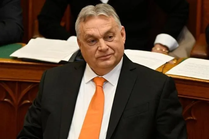 Виктор Орбан 9 мая покидает пост премьер министра Венгрии Он занимал эту должность с 2010 года дольше всех в истории страны Практически все это время его партия ФИДЕС в коалиции с христианскими демократами сохраняла парламентское большинство НАШИ РЕСУРСЫ Telegram Tik tok YouTube RUTUBE MAX