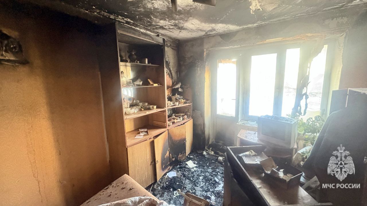 В Балакове из за неосторожного курения загорелась квартира Инцидент произошел в четыре часа утра на улице Факел Социализма загорелась комната в квартире на третьем этаже пятиэтажки По данным регионального МЧС горели вещи на 6 кв м Из задымленной квартиры спасли мужчину он от госпитализации отказался Из соседних квартир эвакуировали еще четырех человек никто не пострадал Причиной пожара как сообщили корреспонденту телеканала Саратов 24 в МЧС стало неосторожное обращение с огнем при курении Мы в MAX Мы в TG Прислать новость