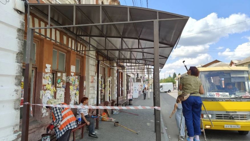 От старых лавочек к «умным» павильонам: В Мелитополе благоустраивают остановки Городские службы активно заняты благоустройством остановочных пунктов общественного транспорта в Мелитополе. Приоритет отдан зонам с интенсивным пассажиропотоком, в том числе району Центрального рынка. Центральный рынок является ключевым транспортным узлом, откуда отправляются автобусы по всем направлениям города. В непосредственной близости расположен пригородный автовокзал, обслуживающий тысячи пассажиров ежедневно. Существующие остановки испытывают дефицит посадочных мест. В рамках работ планируется установка дополнительных скамеек и замена устаревших конструкций. Новый Мелитополь подпишись