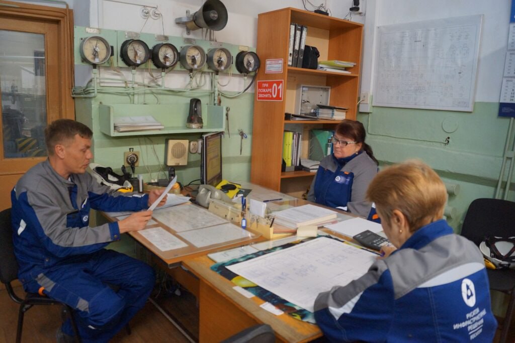 Владелец Аргаяшской ТЭЦ «Росатом Инфраструктурные решение» толкает к разорению соцучреждения Озерска Компания предъявила завышенные объемы потребления теплоносителя муниципальным учреждениям, уверяя в прозрачности расчетов. И платежи за ГВС по ним выросли в 4-7 раз. Вот только формулу расчетов РИР предъявить отказался. Городские коммунальщики тем временем вскрыли ошибки в начислениях, а муниципалы потребовали вмешательства регионального УФАС. Испробованный РИР подход по начислениям, полагают специалисты ЖКХ, компания может учесть при формировании заявки на утверждение тарифов на новый отопительный сезон. К конфликту подключились и депутаты городского собрания, перевыборы которого планируются через несколько месяцев. По их заявлениям от деятельности РИР страдают и жители. Из-за перетопов и отсутствия должного регулирования системы, за потребление тепла им начислили повышенную плату, но часть управляющих компаний выступила против такого подхода. Подробнее на «Правде УрФО»