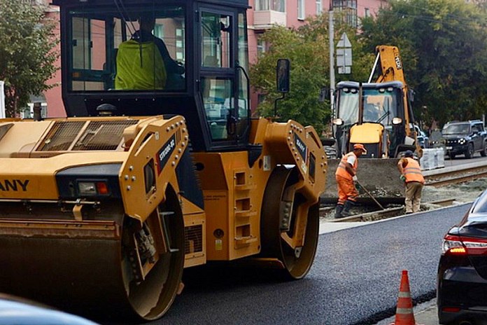 Мэр Новосибирска Максим Кудрявцев раскрыл детали предварительного плана по ремонту городских дорог в 2026 году На ремонт и реконструкцию четырех десятков объектов планируется потратить без малого 3 миллиарда рублей Как градоначальник написал в своем ТГ канале в список подлежащих ремонту вошел 41 объект новосибирской дорожной сети общей протяженностью более 50 километров Четверть из них планируют восстановить за счет городской казны на оставшиеся 30 деньги выделят из областного бюджета Общий объем средств которые планируется направить на дорожные работы 2 7 миллиарда рублей 180 миллионов из них должны потратить на восстановление тротуаров Все контракты с подрядчиками по данным Кудрявцева должны заключить до конца марта Подробнее по ссылке