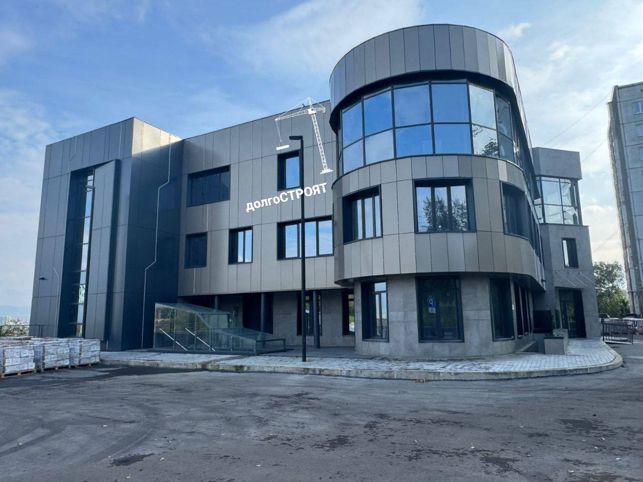 В Красноярске ввели в эксплуатацию долгострой на Белинского Как рассказывают в мэрии прежнему собственнику несколько раз продляли разрешение на строительство и договор аренды но дело не слишком двигалось В 2019 мэрия подала в суд чтобы изъять долгострой и выставить его на продажу Суд встал на сторону города и уже в 2021 году здание передали другому застройщику Проект трехэтажного здания с дополнительным подземным этажом создала творческая мастерская архитектора Юрия Суздалева Из за сложного рельефа пришлось вводить нестандартные архитектурные решения Площадь здания 2 8 тысячи квадратных метров Территорию вокруг постройки также облагородили Пока неизвестно что будет в этом здании переговоры с арендатором только ведутся Фото t me gradvestnik Подписаться на kpkrsk