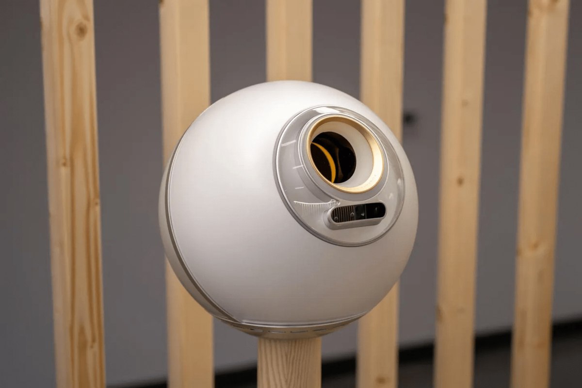 OpenAI собирается создать соцсеть куда внедрит биометрическую проверку пользователей Так компания хочет убедиться что за каждым аккаунтом стоит реальный человек пишет Forbes Пока разработка платформы находится на ранней стадии   vc ru ai 2711485 На фото устройство Orb для сканирования радужки глаз от стартапа World Сэма Альтмана