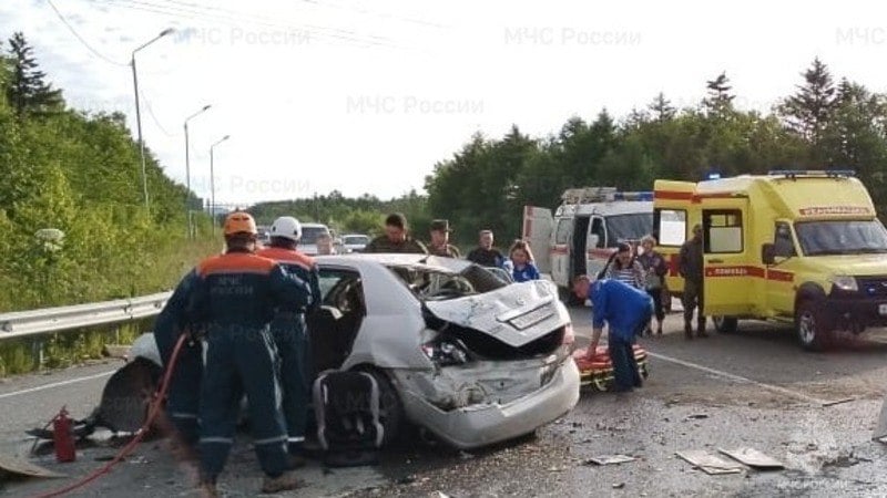 Пьяному водителю грузовика, устроившему ДТП с автобусом на Сахалине, грозит до 7 лет тюрьмы  Жителя Корсакова ждет судебное разбирательство за серьезное ДТП, которое он устроил, сев пьяным за руль грузовика. В аварии пострадали несколько человек, один из них — тяжело, сообщили в пресс-службе прокуратуры Сахалинской области.  Пьяный водитель грузовика врезался в пассажирский автобус на корсаковской трассе в районе «Олимпии» в июле 2024 года. От удара автобус вылетел на встречную полосу и столкнулся с легковым автомобилем.  В результате аварии водитель легковушки получил травмы, опасные для жизни. Водитель автобуса и двое пассажиров также пострадали, но их травмы менее тяжелые.  Мужчину обвиняют в нарушении правил дорожного движения, повлекшем по неосторожности причинение тяжкого вреда здоровью, совершенном в состоянии опьянения — пункт «а» части 2 статьи 264-й УК РФ. За такое преступление ему грозит до семи лет лишения свободы.  ———    :     Прислать нам новость: