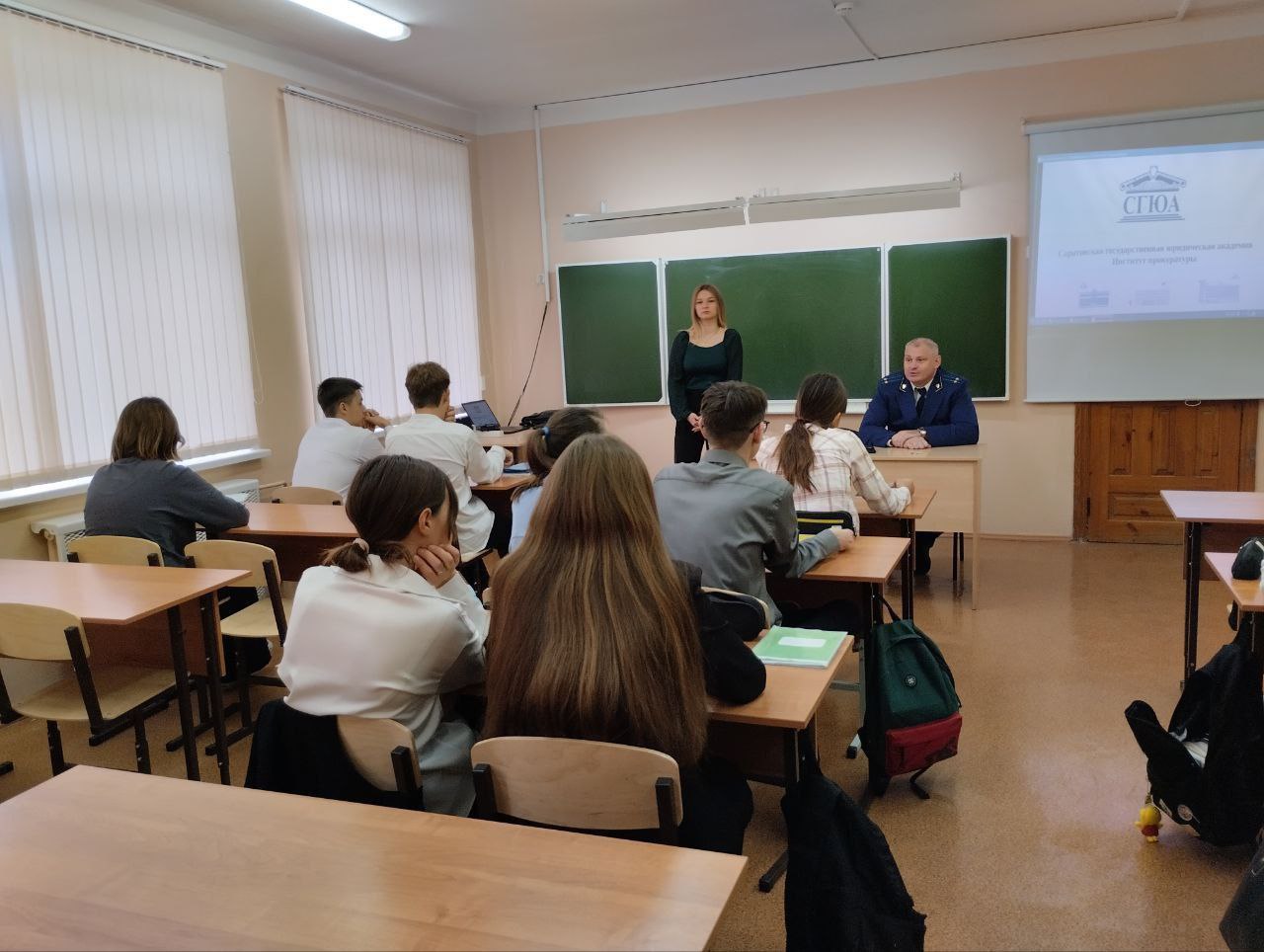 Представитель прокуратуры Саратовской области провел мероприятие с молодежью  Прокурор учебно методического отдела прокуратуры области Сергей Колдин с привлечением доцента кафедры прокурорского надзора и криминологии Саратовской государственной юридической академии Романа Севостьянова провели лекцию для учащихся муниципального общеобразовательного учреждения Средняя общеобразовательная школа с Шумейка Энгельсского муниципального района  Темой встречи стали вопросы профилактики правонарушений и преступлений несовершеннолетних На конкретных примерах представитель надзорного ведомства рассказал об административной и уголовной ответственности несовершеннолетних затронул вопросы состояния подростковой преступности осветил работу органов прокуратуры в данном направлении Беседа вызвала живой интерес у школьников которые приняли в ней активное участие В завершение мероприятия ребята выразили слова благодарности представителю надзорного ведомства и ВУЗа за содержательную лекцию
