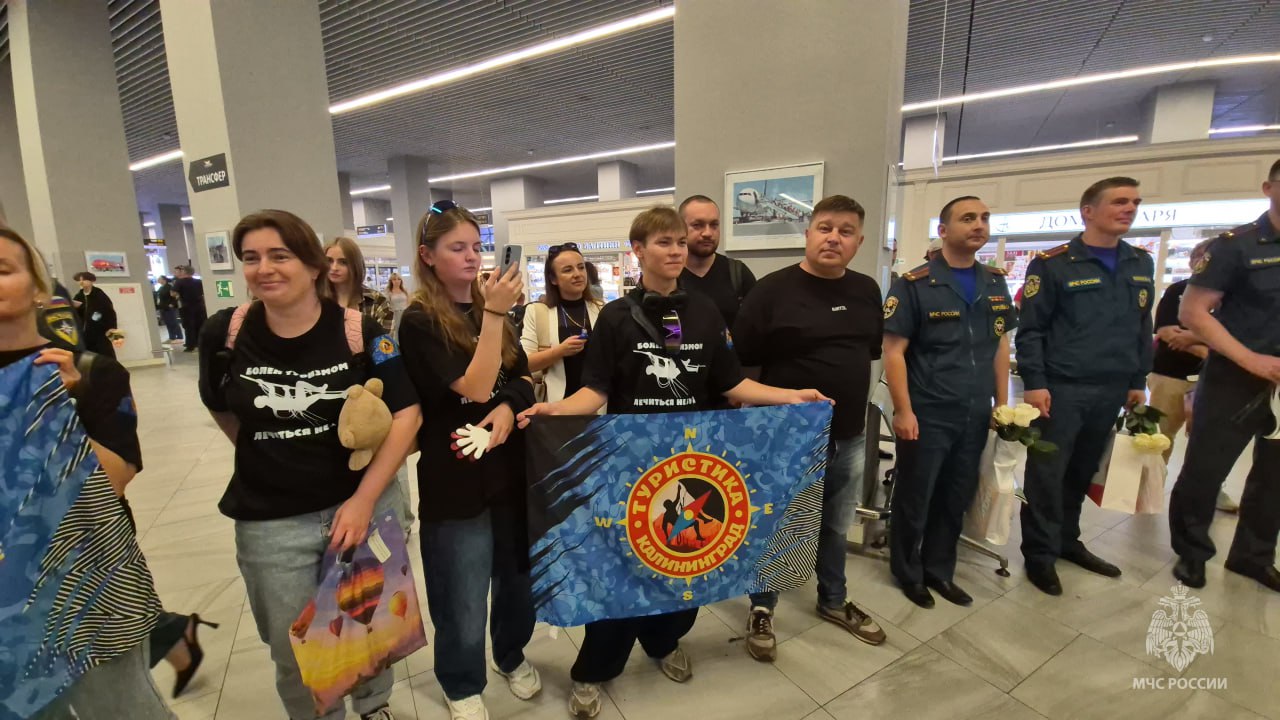 В Калининград с триумфом прибыли участники XIX Всероссийских соревнований «Школа безопасности» В аэропорту «Храброво» команду юных спасателей встречали: руководство Главного управления МЧС России по Калининградской области, а так же представители регионального Министерства образования, патриотического центра ГАУ КО «Центр молодежи», Калининградского областного детско-юношеского центра экологии, краеведения и туризма. Уже не первый год школьники из Калининграда под руководством пожарных и спасателей МЧС России оттачивают элементы пожарно-спасательного спорта и спортивного ориентирования, навыки экстремального выживания, оказания первой помощи, выносливость и умение работать в команде. Подробнее читай на сайте.