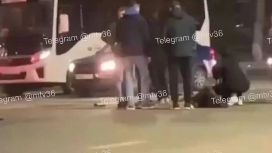 В Воронеже Лада сбила насмерть мужчину шедшего на красный свет ДТП случилось в пятницу 20 05 на улице 9 Января возле остановки Общежитие Мужчина шел на красный свет по пешеходному переходу После ДТП пострадавшего доставили в больницу там он скончался Полицейские проводят проверку в ходе которой продолжают выяснять обстоятельства и причины аварии Мы в Мах