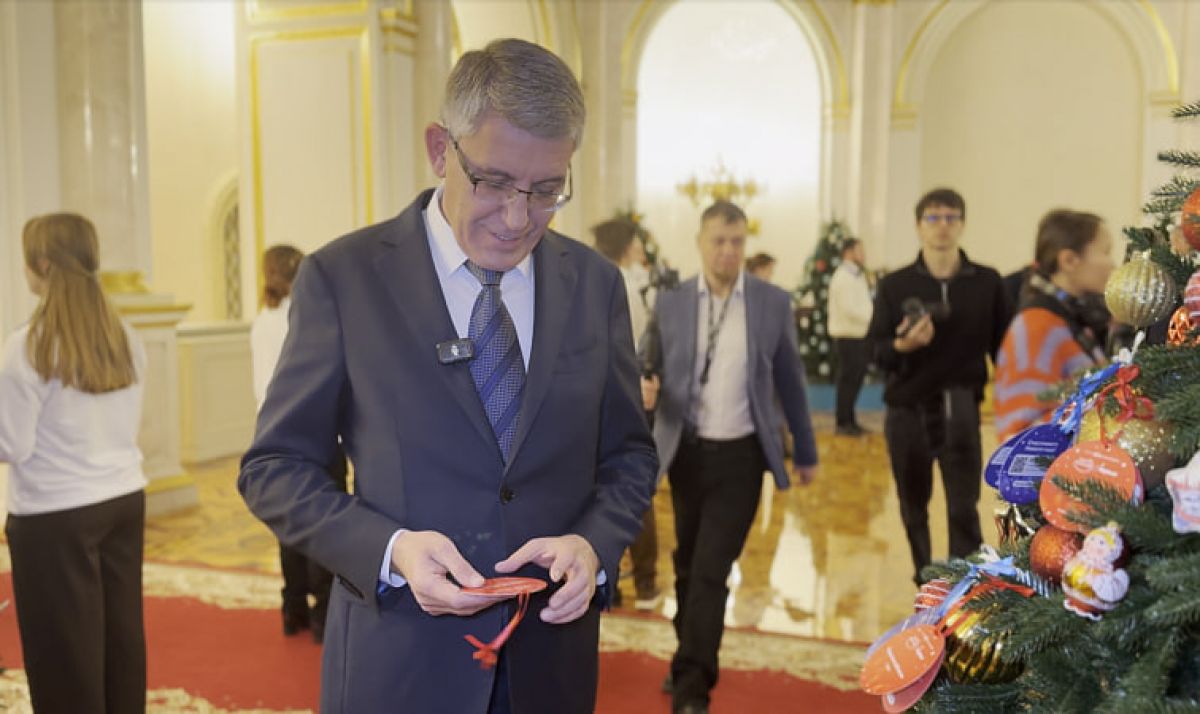 Губернатор Тульской области Дмитрий Миляев принял участие в акции Елка желаний в Кремле   newstula ru fn 1777029 html 25 декабря в Большом Кремлевском дворце губернатор Тульской области Дмитрий Миляев принял участие в ежегодной акции Ёлка желаний До начала Госсовета РФ глава региона снял с ёлки в Кремле три шара с мечтами детей   Прислать новость Подписаться   Мы в MAX