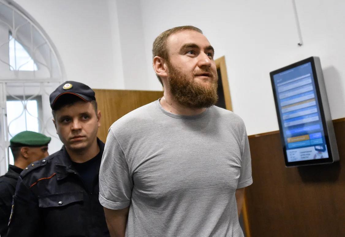 В колонии Черный дельфин рассматривают новое дело экс сенатора Рауфа Арашукова Ленинский районный суд Оренбурга начал новое дело против Рауфа Арашукова который отбывает пожизненное заключение в колонии Черный дельфин Заседания проходят в исправительном учреждении в целях безопасности сообщает ТАСС На первом заседании огласили обвинительное заключение и изучили доказательства Рауф Арашуков не признал вину и сказал что позже даст показания На следующем заседании планируют допросить свидетелей Бывшего сенатора от Карачаево Черкесской Республики обвиняют в даче взятки Следствие считает что он через адвоката передал 3 млн руб сотруднику управления ФСИН по Оренбургской области для получения привилегий в колонии Еще 3 млн руб он передать не успел В сентябре адвокат Рауфа Арашукова заявил о его желании отправиться на специальную военную операцию но отметил что пожизненно заключенным обычно отказывают в контракте с Минобороны kommersant volga