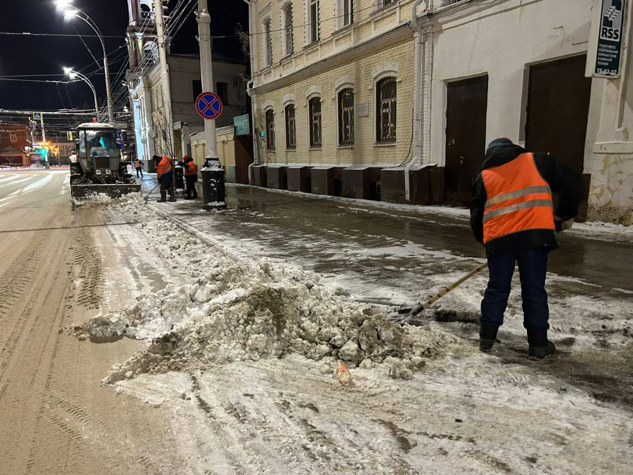 Дирекции дорожного хозяйства и благоустройства Тамбова продолжают в круглосуточном режиме зимнюю уборку города.     Усиленный график работы обусловлен резким перепадом температур и смешанными осадками в течение всего предновогоднего периода и наступивших выходных дней.   С помощью спецтехники проводится уборка снега с проезжих частей городских дорог и тротуаров, а также их обработка противогололёдными средствами. Рабочие проводят очистку остановок общественного транспорта, пешеходных переходов, общественных пространств, а также подходов к социальным объектам.   Напоминаю, что за уборку дворов многоквартирных жилых домов отвечают управляющие компании. За территории, прилегающие к офисным и торговым центрам, магазинам, предприятиям и организациям, - их собственники или арендаторы.   Прошу соблюдать осторожность при передвижении по улицам.