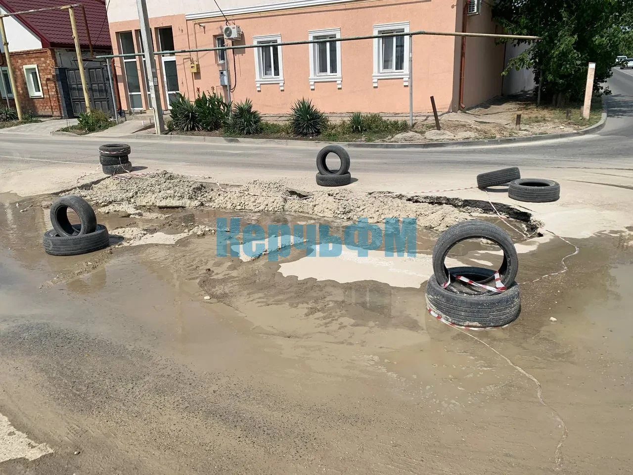 После переподключения водовода в Керчи продолжаются порывы После переподключения магистральных водоводов, отключения перед этим воды, а потом заполнения систем водоснабжения, в Керчи фиксируют многочисленные порывы. КерчьФМ сообщал о фонтане у горбольницы №1. Список пополняет перекресток Фрунзе и Шевякова. Местные жители рассказали, что на Шевякова образовались уже три ямы с водой... подробнее