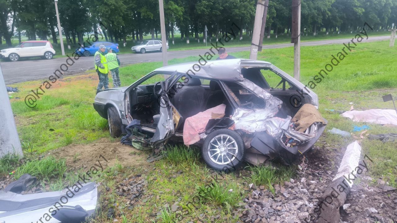"Ласточка" столкнулась с легковым авто: есть погибший Сегодя около 17:20 минут в Динском районе на автодороге "Подъезд к станице Васюринской" водитель 1958 г. р. за рулём ВАЗ 2109 проехал на запрещающий сигнал семафора и столкнулся с пассажирским поездом «Ласточка» №818 Краснодар – Кисловодск Водитель автомобиля скончался на месте ДТП до приезда скорой помощи. Схода подвижного состава нет. Ваши видео высылайте нам в бот Подпишись поделись Прислать видео новость