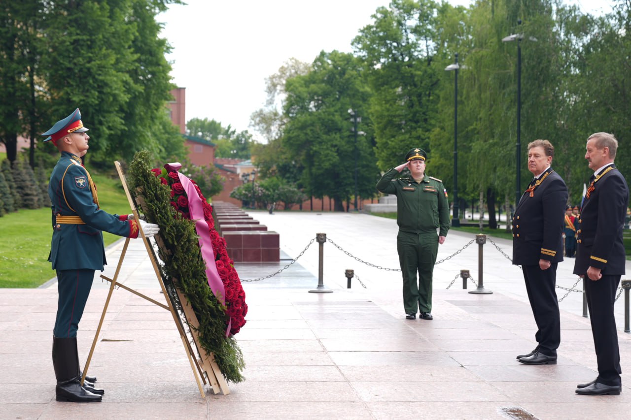 Члены Совета судей РФ возложили венок и цветы к Могиле Неизвестного Солдата в Александровском Саду Председатель Совета судей России Виктор Момотов и члены Совета судей России 20 мая 2025 года приняли участие в возложении венка и цветов к Могиле Неизвестного Солдата в Александровском саду. Представители судейского сообщества почтили память всех тех, кто в годы Великой Отечественной войны принимал участие в боевых действиях и трудился на благо нашей Родины в тылу. Среди них было немало судей и работников аппаратов судов, которые вместе со всей страной приближали победу над нацизмом. Их подвиг никогда не будет забыт. Мы помним, мы гордимся! #СоветсудейРФ #Судебныйдепартамент #ВерховныйсудРФ #ВикторМомотов Совет судей РФ. Подписаться