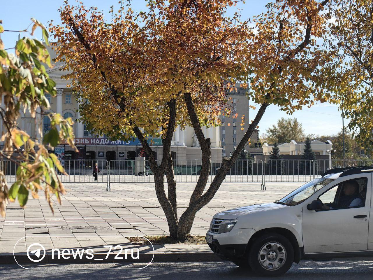 Площадь 400-летия Тюмени 1 октября перекроют. Там будет посвящение в первокурсники, которое проведут вузы и ссузы города. Фестиваль получил название «Тюмень будущего» — студенты пройдут шествием по площади.  На месте мероприятия уже поставили ограждения.  800 студентов-первокурсников почувствуют себя частью большой тюменской семьи, — рассказала глава департамента образования области Веронина Ефремова.   Начало фестиваля запланировано на 10 часов.