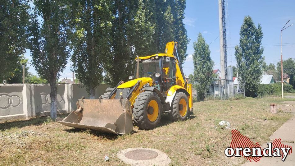 Orenday:Оренбург В ОРСКЕ НА ТЕРРИТОРИИ ТЦ «ЛЕНТА» РАБОТАЛ ТРАКТОРИСТ-НЕДОУЧКА   Он никогда не учился управлять спецтехникой, а удостоверение машиниста просто купил.      Подробности на сайте:   @
