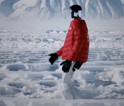 Гуманоидный робот Unitree G1 прошел 130 000 шагов по снегу при температуре ниже 47 C Китайская компания Unitree продемонстрировала надежность своего гуманоидного робота G1 в условиях экстремального холода Андроид прошел более 130 000 шагов по снежному полю с температурой 47 4 C в Алтайском регионе Синьцзяна Как подчеркивает телеканал CCTV спутниковая система Beidou обеспечила навигацию в реальном времени с точностью до сантиметра