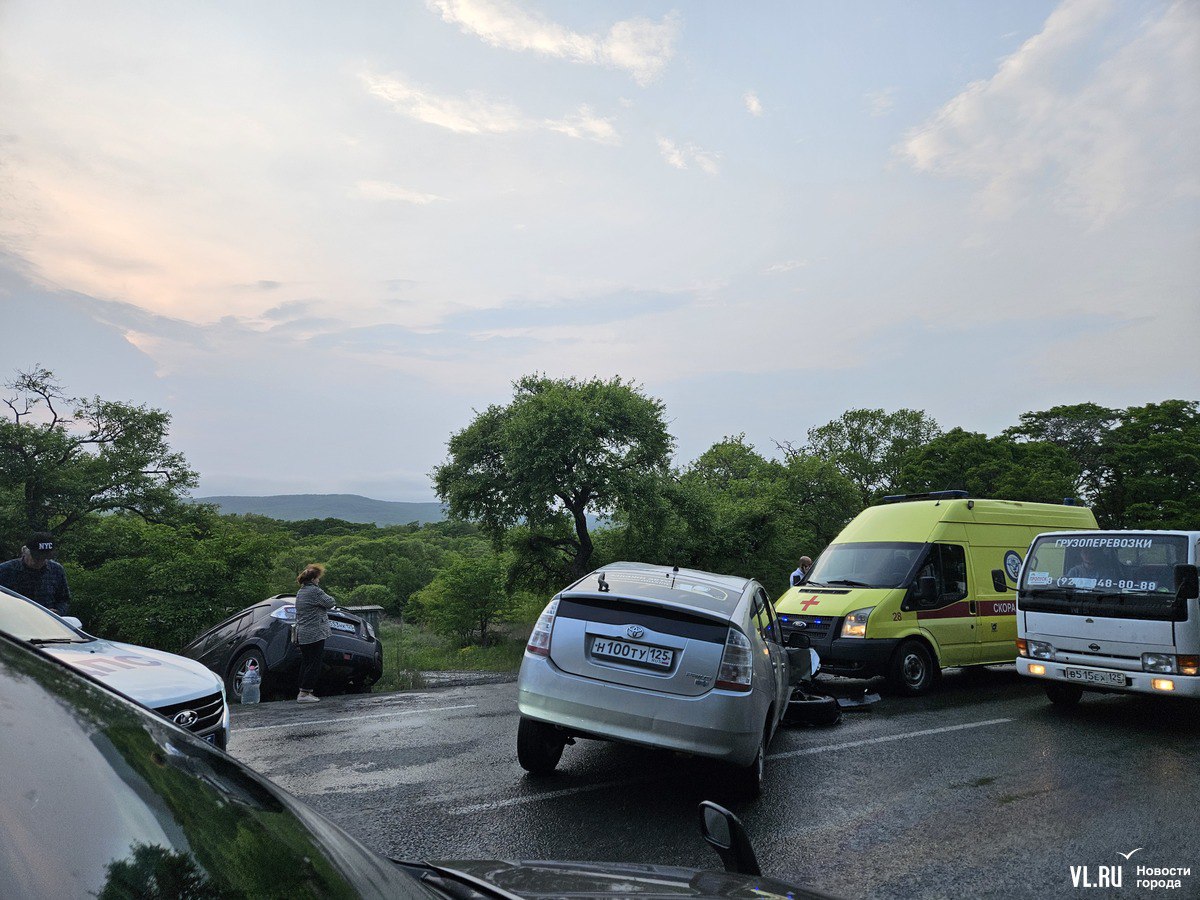 Под Смоляниново произошло ДТП. Столкнулись Toyota Prius и Subaru XV. Собралась пробка в обе стороны.