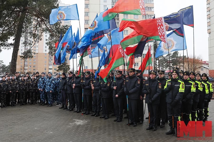 В Минске более 60 семей милиционеров получили ключи от квартир.  Церемония открытия жилого 16-этажного дома № 48 для сотрудников и ветеранов органов и подразделений ГУВД Мингорисполкома прошла на ул. Героев 120-й дивизии.  Завершение строительства и ввод дома в эксплуатацию, приуроченные к профессиональному празднику, указывают на ваши заслуги и признательность за службу, за преданность своему делу, добросовестное исполнение порученного участка работы и профессионализм, обратился к присутствующим замначальника ГУВД Мингорисполкома Николай Лужинский.  «Минск-Новости» MINSKNEWS.BY Telegram Viber FB VK Inst TikTok  YouTube