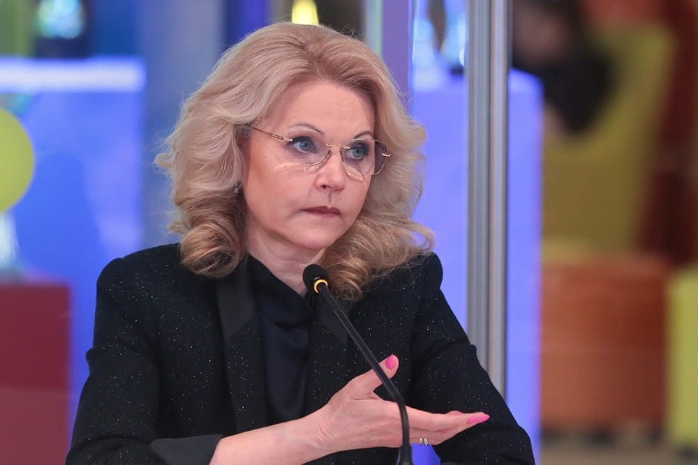 Вице-премьер России Татьяна Голикова заявила, что считает сложным вопрос о переносе основной суммы материнского капитала с первого ребенка на второго. По ее словам, после введения выплат за рождение первого ребенка в 2020 году властям удалось замедлить темпы снижения рождаемости. «Часто говорят по поводу того, что нужно снова перекинуть основную сумму маткапитала с первого ребенка на второго или третьего. Это сложный вопрос, потому что, когда мы вводили материнский капитал на первого ребенка, мы исходили из двух обстоятельств. В первую очередь — это приближение рождения первого ребенка, это было основной проблемой»,— сказала Голикова. По состоянию на 2025 год, размер материнского капитала на первого ребенка составляет ₽690 тыс., на второго — ₽912 тыс. При этом если семья получила выплату за первенца, за второго ребенка будет выплачено ₽221 тыс. Ранее ВЦИОМ опубликовал обзор «Футурологический конгресс – 2036. Демография», в котором выделил четыре основных сценария, по которым может развиваться демографическая ситуация в России. В худшем варианте — так называемая «демографическая зима» — cтарение населения РФ продолжится, а спад рождаемости остановить не получится. На горизонте 15 лет никакой катастрофы не предвидится, но к концу 21 столетия численность населения может снизиться вдвое. Пенсионная система столкнется с большой нагрузкой, а необходимый возраст выхода на пенсию может сместиться к 80 годам. Миграции не будет, так же как и роботизации. Самый оптимистичный вариант — «демографическое лето» — предполагает высокую рождаемость, старт материнства с 20 лет, массовую многодетность и распространение долголетия. Показатели рождаемости должны быть на уровне 250–280 детей на 100 женщин на протяжении десятилетий. Этот сценарий возможен, если ежегодно государство будет тратить на поддержку демографии 0,7% от бюджета страны, а также выделит демографическую политику как отдельное направление. Среди других дополнительных мер, которые помогут достичь результатов — программа поддержки репатриации и привлечение мигрантов, которые разделяют ценности России.