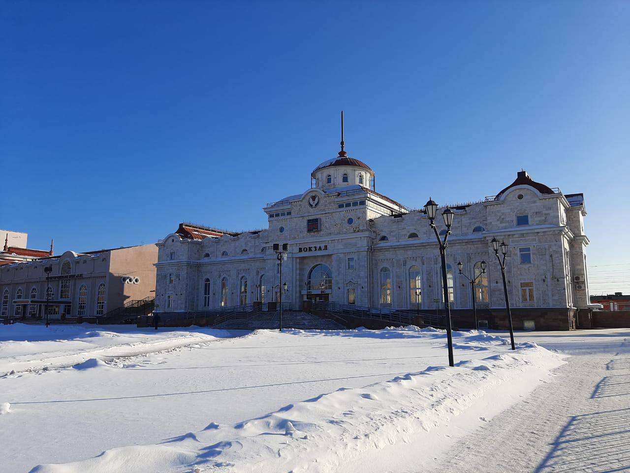 Назначили дополнительный поезд Ижевск Москва На период высокого спроса в праздничные дни февраля и марта на Горьковской железной дороге назначен дополнительный поезд 231 232 Ижевск Москва   Состав отправится из столицы Удмуртии 20 февраля и 6 марта в 00 45 прибудет в Москву в те же сутки в 21 37   В обратном направлении поезд отправится из столицы страны 21 февраля и 7 марта в 01 10 прибудет в Ижевск в тот же день в 20 15 Время указано местное На маршруте предусмотрены остановки в том числе на ст Агрыз Кизнер Казань Восстание Канаш и др Оформить проездные документы можно через мобильное приложение РЖД Пассажирам на нашем сайте в кассах вокзалов