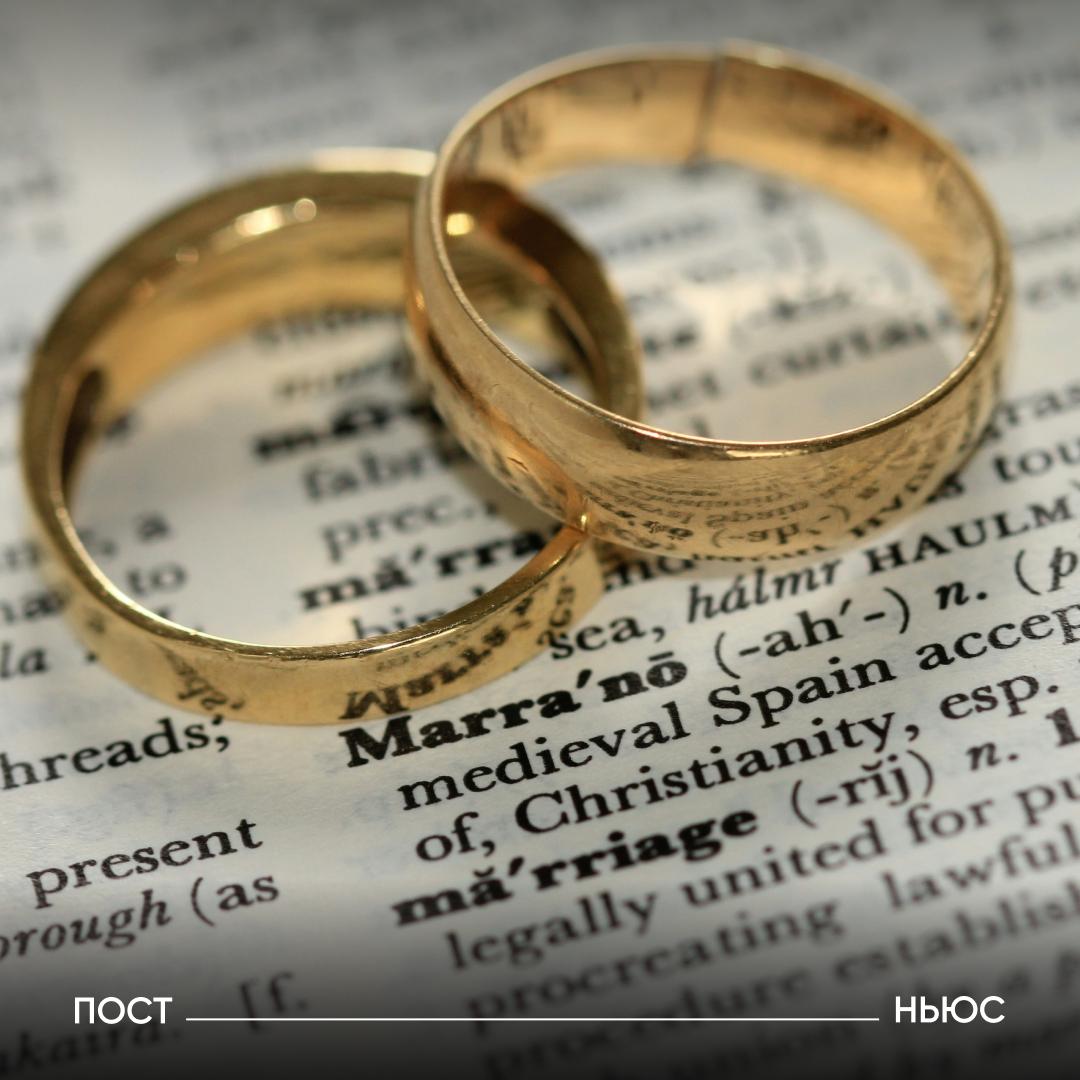 В 2026 году свадьба в Москве обойдется в 3 7 млн руб Расходы на торжество вырастут на 10 15 следует из данных Агентства Москва Это связано со всеобщим повышением цен поднимаются гонорары артистов подрядчиков оформителей и аренда площадок Камерные праздники на 50 70 гостей которые включают в себя ресторан среднего или высокого уровня программу и оформление выйдут примерно в 2 75 7 млн руб Эконом вариант оценивается в 1 1 5 млн руб кафе минимум декора и программа на 20 30 гостей ой хорошо что я не планирую свадьбу в 2026 м цены треш Подписывайтесь на PostNews в MAX