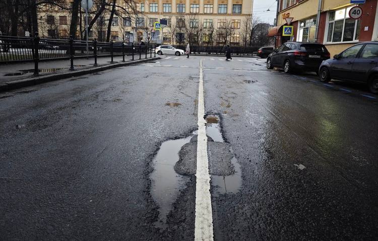 Из-за перепадов погоды на дорогах Санкт-Петербурга образовалось больше ям и выбоин, чем обычно.   Комитет по благоустройству обещает, что эти дорожные проблемы ликвидируют до 11 февраля.