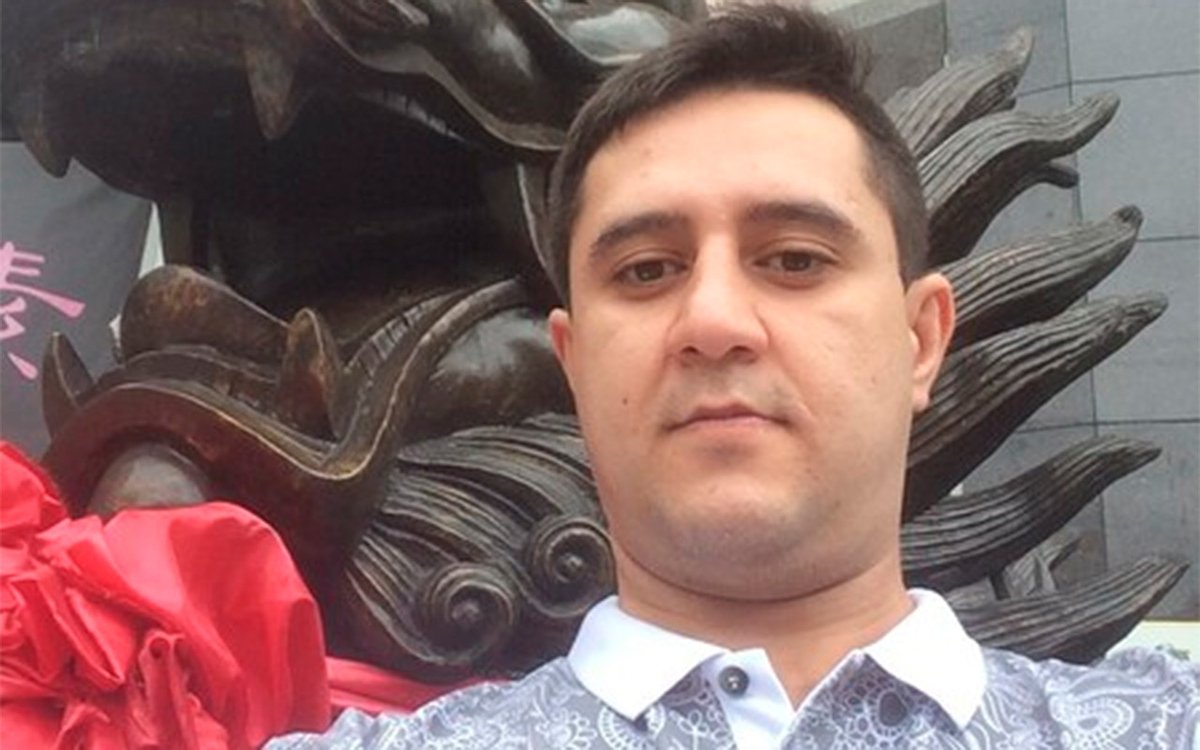 Блогера Щепихина оставили в СИЗО, журналисты к делу не допущены Мосгорсуд отказался отпускать блогера Арега Щепихина, которого похитили у Ярославского вокзала. Его оставили под арестом на два месяца — по делам о разжигании ненависти и экстремизме. Сам Щепихин в СИЗО заявил адвокату: «Сожалею о произошедшем, прошу прощения у всех граждан России, особенно у кавказцев. Возможно, аккаунт взломали, возможно, это была провокация». На условия содержания не жалуется. В суде запретили съёмку, сославшись на странную формальность — дело не выложили в электронной картотеке. Это значит, что доступа к делу у журналистов официально не было. Всех, кто насильно заталкивал Щепихина в машину и избивал, отпустили. А его самого оставили в СИЗО. Ранее сообщались некоторые подробности из жизни Блогера. В частности, двукратное пребывание в психбольнице. Что Вы думаете об этом деле? Культурненько — подпишись