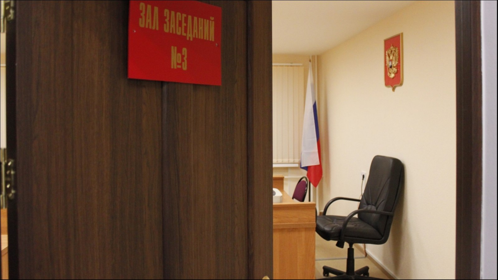 Суд Полярного защитил семью погибшего бойца СВО от кредиторов Полярным районным судом рассмотрено гражданское дело по иску банка к наследникам умершего заемщика о взыскании задолженности по кредитному договору за счет наследственного имущества Об этом сообщила объединенная пресс служба судов Мурманской области Было установлено что в апреле 2024 года житель Полярного заключил кредитный договор с банком однако погиб в период прохождения действительной военной службы в ходе проведения специальной военной операции не исполнив свои кредитные обязательства в полном объеме Разрешая заявленные требования суд исходил из того что действующим законодательством Российской Федерации предусмотрено прекращение обязательств членов семьи военнослужащего погибшего при выполнении задач в период проведения специальной военной операции по кредитным договорам заключенным им до дня принятия участия в специальной военной операции в связи с чем отказал в удовлетворении иска банка прокомментировала объединенная пресс служба судов Мурманской области Источник